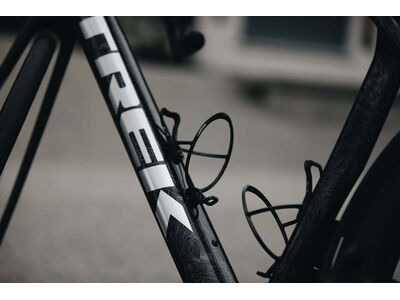 Elite Leggero Carbon Fibre Bottle Cage click to zoom image