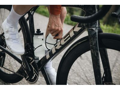 Elite Leggero Carbon Fibre Bottle Cage click to zoom image